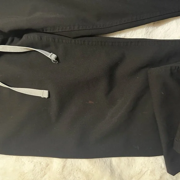 Women’s Black FIGS Scrubs - Picture 5 of 6